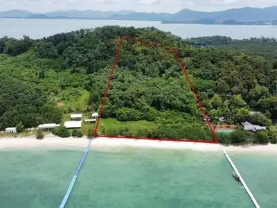 Terrain de 94 rais en bord de plage de sable à vendre sur l'île de Naka Yai, Phuket