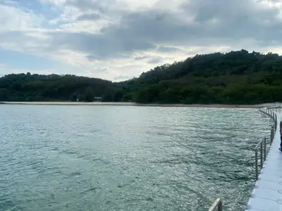 Terrain de 94 rais en bord de plage de sable à vendre sur l'île de Naka Yai, Phuket