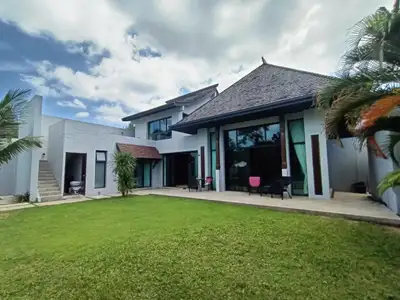 Boutique Pool Villa 3 chambres de 360,80 m² avec piscine privée à vendre à Choeng Thale, Phuket