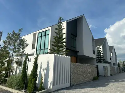 Villa 4 chambres, 4 salles de bain à vendre avec piscine privée à Choeng Thale, Phuket