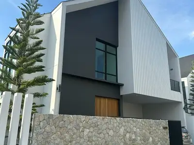 Villa 4 chambres, 4 salles de bain à vendre avec piscine privée à Choeng Thale, Phuket