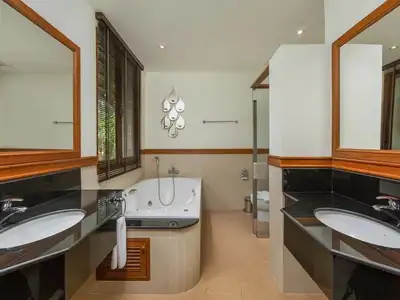 Luxueuse villa avec piscine 4 chambres à louer avec superbe vue lac dans le secteur de Bang Tao