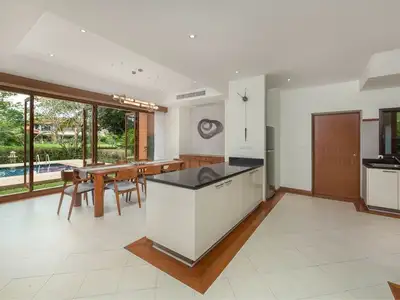 Luxueuse villa avec piscine 4 chambres à louer avec superbe vue lac dans le secteur de Bang Tao