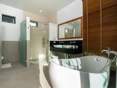 Élégante villa 4 chambres à Cherngtalay, Phuket – Bail longue durée avec services complets