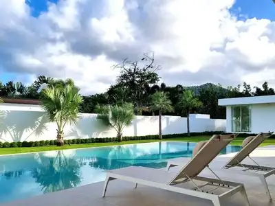 Élégante villa avec piscine 4 chambres à louer à Bang Jo, Phuket