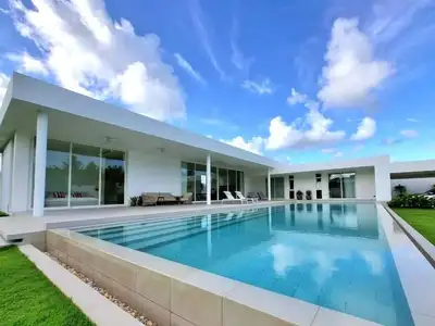 Élégante villa avec piscine 4 chambres à louer à Bang Jo, Phuket