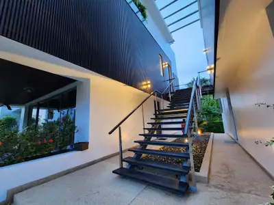 Penthouse duplex familial de luxe entièrement meublé avec vue piscine & jardin