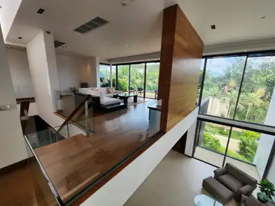 Penthouse duplex familial de luxe entièrement meublé avec vue piscine & jardin