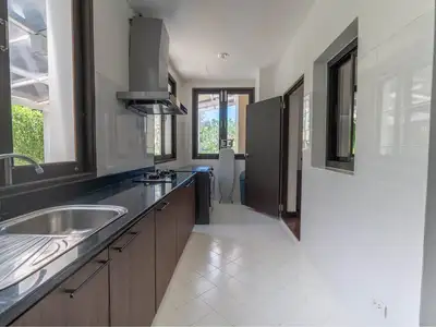 Laguna Village Lakeview – Élégante villa avec piscine 4 chambres en location longue durée