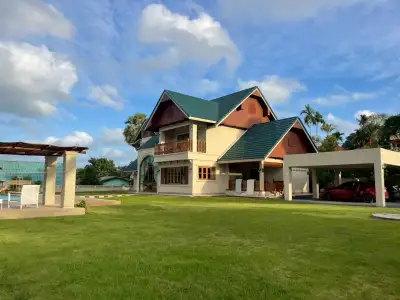 Villa de luxe de style resort 5 chambres à louer à Chalong, Phuket