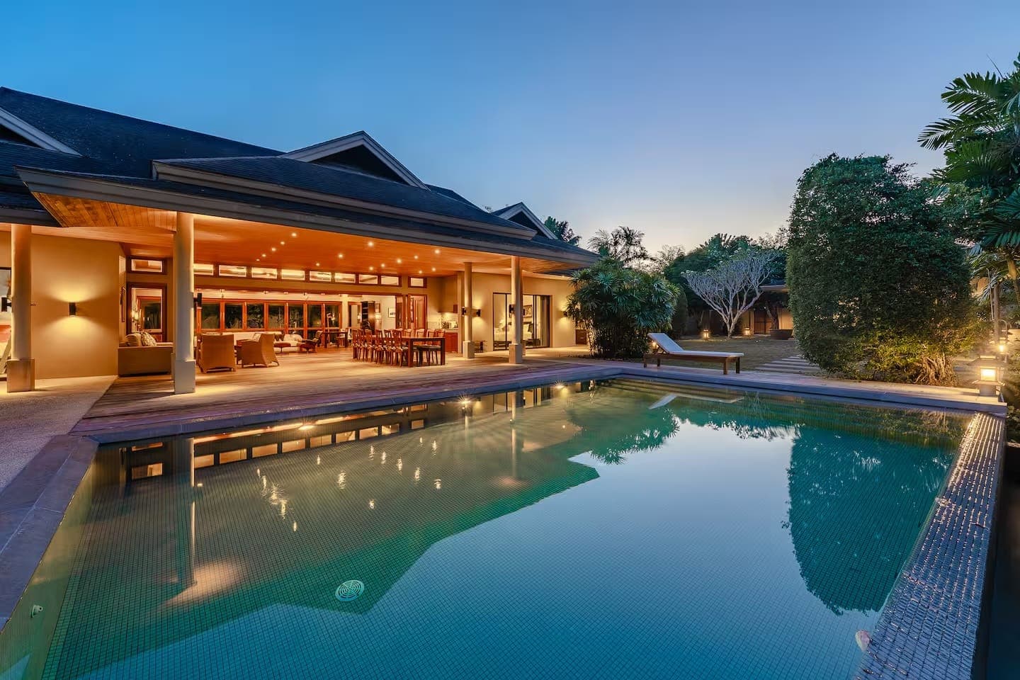 Villa de luxe avec piscine au crépuscule — gestion de villas à Phuket par Empire Estates
