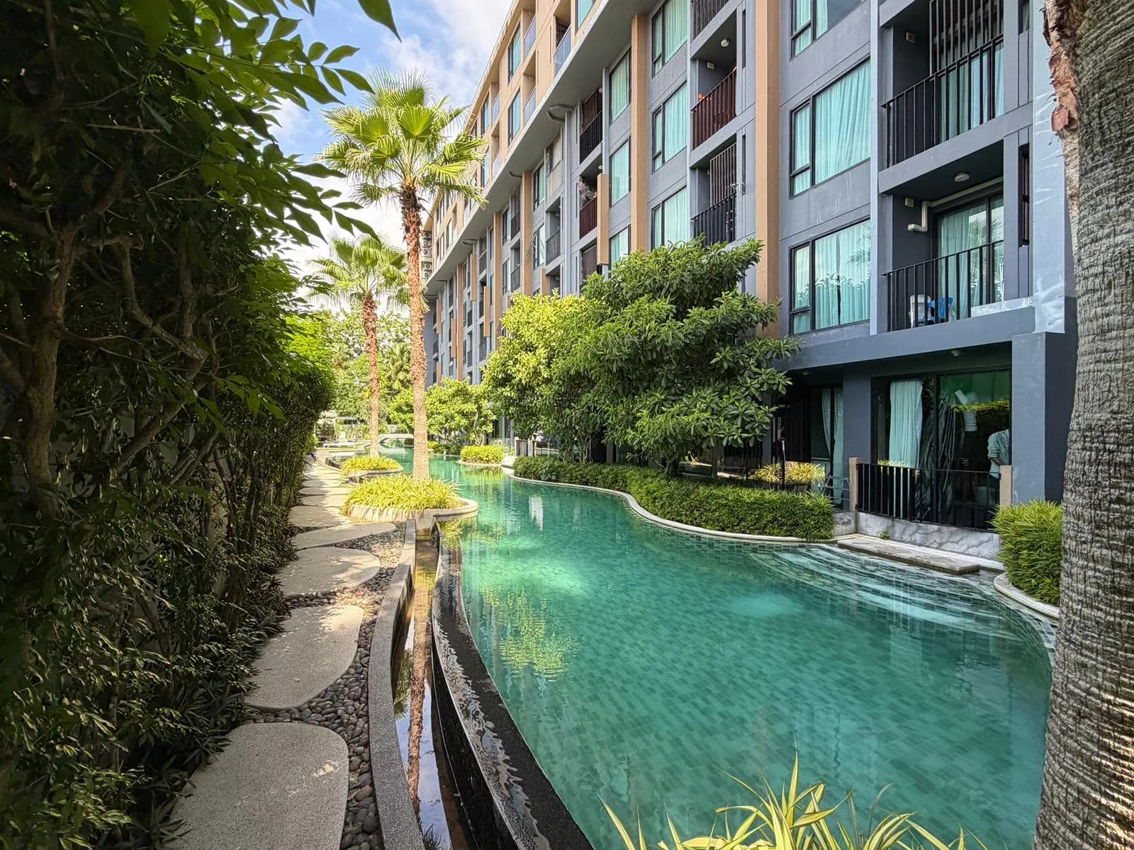 Local commercial en copropriété à vendre à Surin avec un rendement de 7,7 % | SB26052601